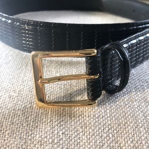 Men’s black leather textured belt w/gold buckle